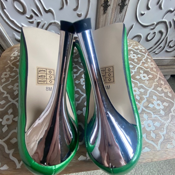 NWT Pierre Dumas Heels in Kelly Green, Size 8 - Picture 5 of 8